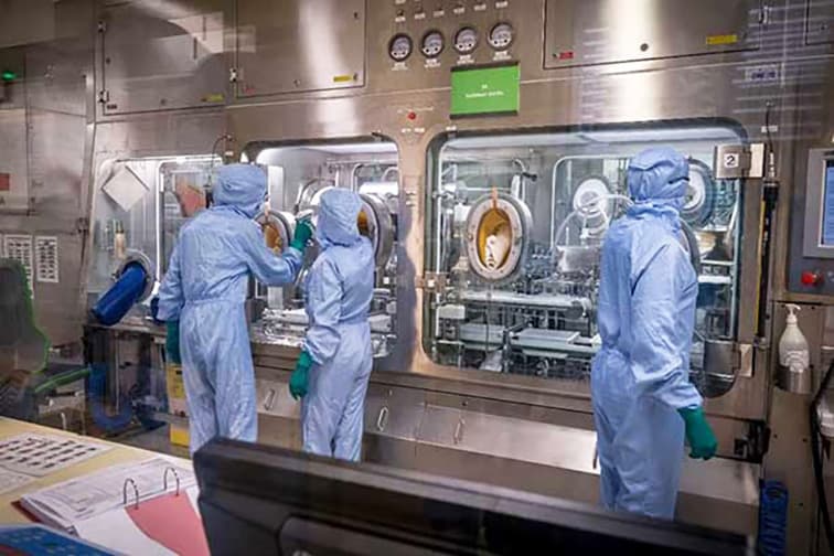 Bir aşı fabrikasını ziyaret.. Günde 2 milyon doz aşı..